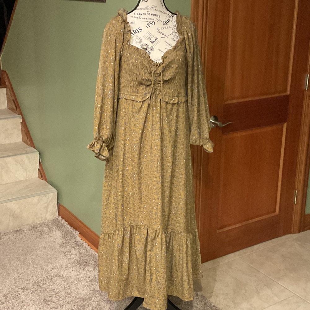 Elegant Long Sleeve Floral Dress in Tan, Size L